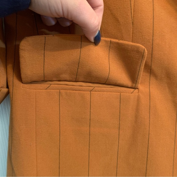 Perfect fall pinstripe 3/4 cinched sleeve single breasted blazer - Picture 4 of 11